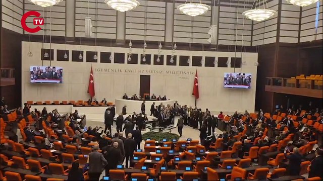 CHP'li milletvekillerinin bazı DEM'li bazı milletvekilleri alkış ve zılgıt çekerek destek verdi.