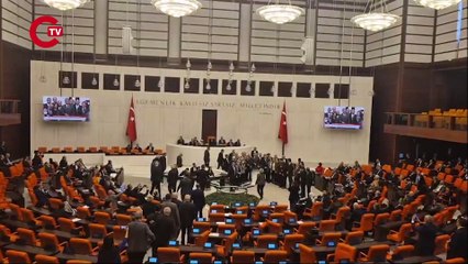CHP'li milletvekillerinin bazı DEM'li bazı milletvekilleri alkış ve zılgıt çekerek destek verdi.