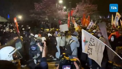 Saraçhane'den Taksim'e yürümek isteyenlere polis biber gazıyla sert şekilde müdahale etti
