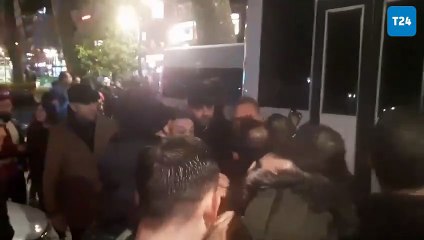 İzmit'te İmamoğlu protestosunda gerginlik: Belediye Başkanı ve CHP milletvekilleri arbedenin arasında kaldı