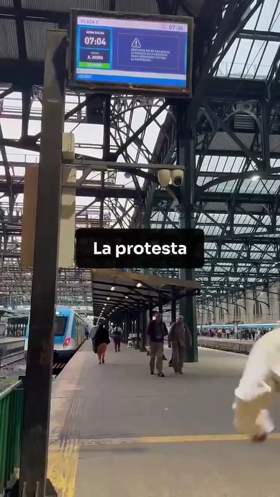 El Gobierno usó las estaciones de tren para advertir sobre la represión en la marcha de jubilados