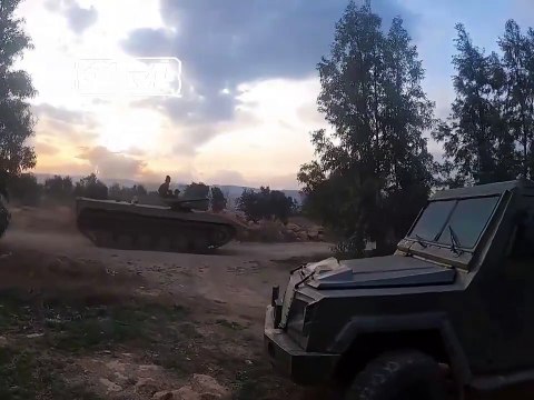 Tanques e blindados do governo interino sírio avançam em direção à fronteira libanesa