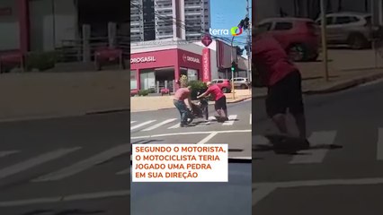 Muro desaba e quase acerta carro em movimento em São Paulo #shorts