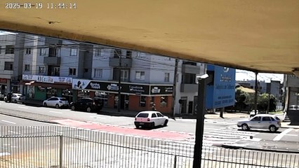 Câmera registra acidente que terminou com pedestre atropelado no Universitário