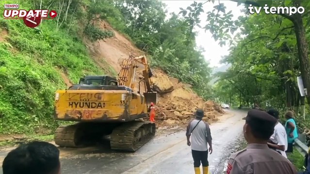 Evakuasi Material Longsor di Jalur Ponorogo - Pacitan Terkendala Hujan