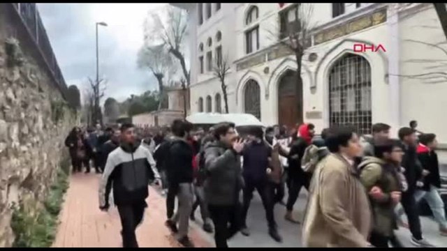 Turchia, gli studenti protestano contro l'arresto di Imamoglu