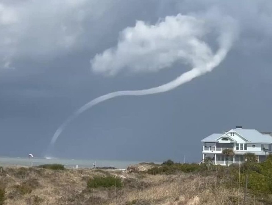 Tornado über Wasser: Hier wirbelt eine Wasserhose über einen Fluss