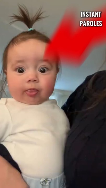 Cette petite fille se remplit de joie en voyant le visage de son père