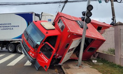 Acidente no PR lança funcionários para fora de caminhão; veja o vídeo