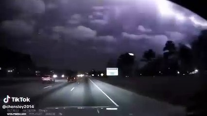 Motorista é quase atingido por um raio nos EUA