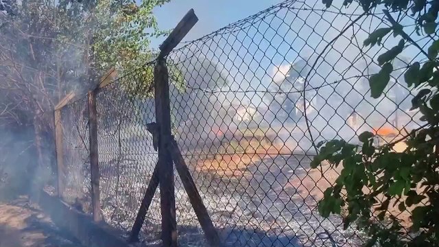 Incêndio ambiental mobiliza Corpo Bombeiros na Rua da Lapa