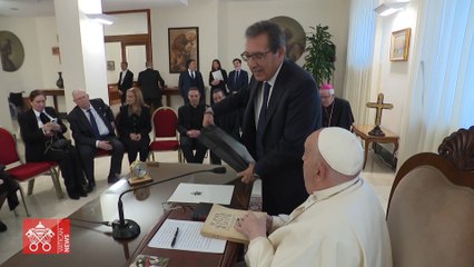 El Papa ya no necesita ventilación mecánica no invasiva y se confirma su mejoría