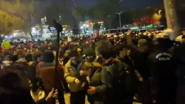 İmamoğlu'na destek için Saraçhane'ye gelenlere polis müdahalesi!
