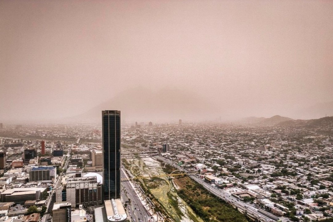 Polvo y contaminación cubren el área metropolitana de Monterrey