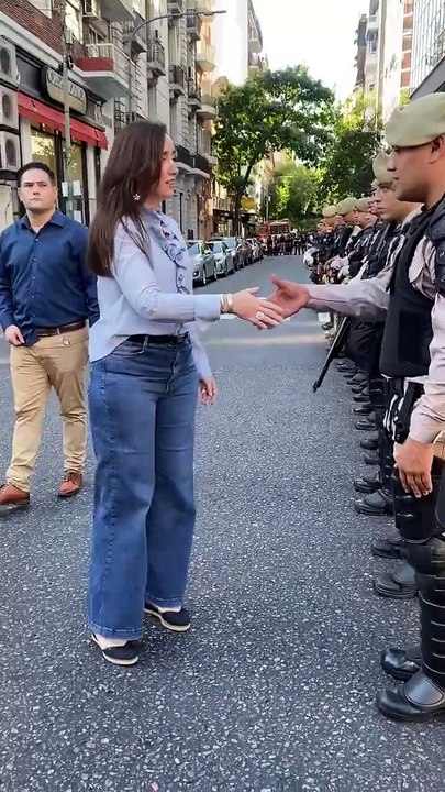 Villarruel se acercó a saludar a las fuerzas de seguridad en los alrededores del Congreso