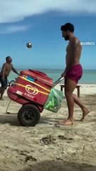 Yuri Alberto, do Corinthians, viraliza ao vender picolé em praia de Alagoas