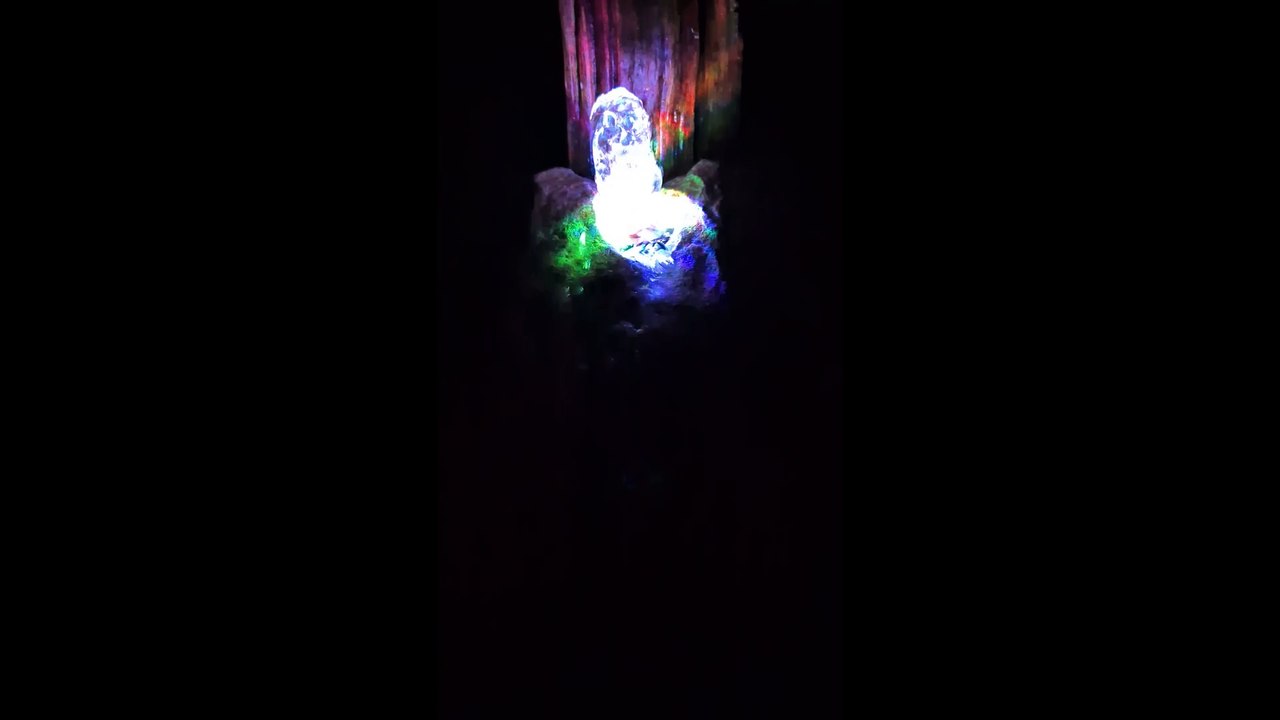 Wasserspiel mit Beleuchtung bei Nacht 20 Min