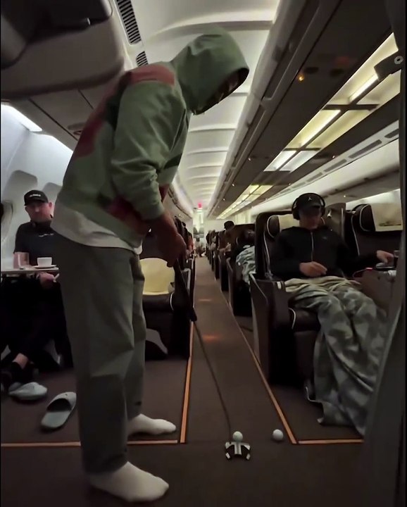 Justin Timberlake memberi penghormatan kepada Tiger Woods yang mengalami cedera tendon Achilles kiri, dengan melakukan pukulan putt panjang di pesawat