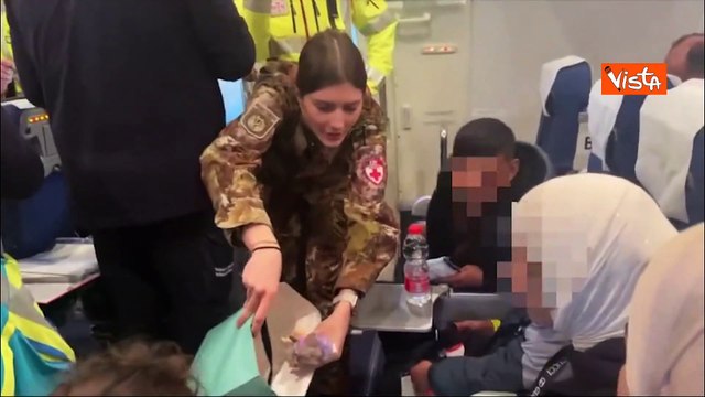 Aereo con bimbi palestinesi a Milano, Crosetto: Impegno per salvare vite e aiutare fragili prosegue