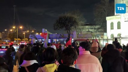 Saraçhane mitingine katılanların bir kısmı, İmamoğlu'nun gözaltında tutulduğu Vatan Emniyet önüne yürüyor