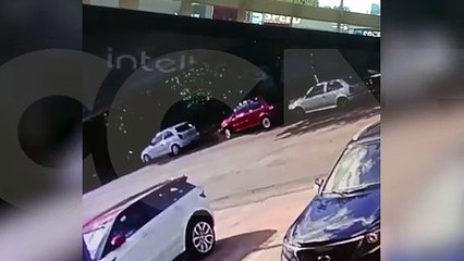 Câmera mostra ladrão saindo com bicicleta furtada no Bairro São Cristóvão