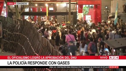 A24.com - 🔴MANIFESTANTES ENFRENTAN A LA POLICÍA Y RESPONDE CON GASES  🗣️ @edufe...