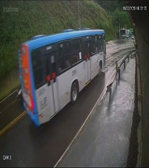 Instrutor de autoescola perde controle e causa acidente