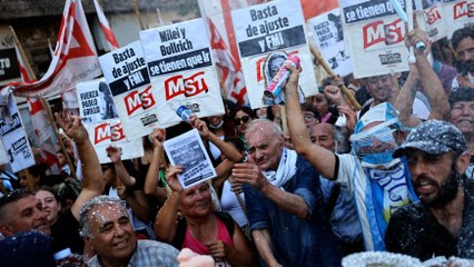 Miles de argentinos marchan frente al Congreso contra el Gobierno de Javier Milei