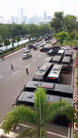 Pengamanan Ketat Disekitar Gedung DPR Oleh TNI dan Polisi Di Aksi Tolak RUU TNI