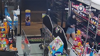 Woman holds supermarket employees at gunpoint, steals cigarettes, cash