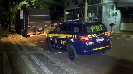 Em fuga da PRF, motorista abandona carreta carregada com 1,6 tonelada de maconha