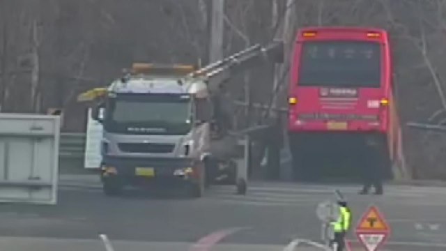 고속도로 빠져나온 대형 버스가 보호 난간 충돌...졸음운전 추정 / YTN