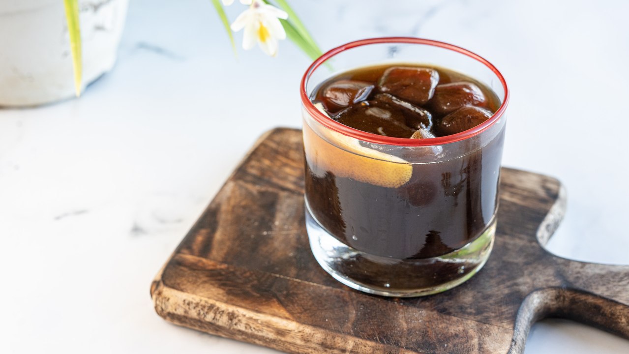 Truco para que el café con hielo no te quede aguado ¡Haz cubitos con él!