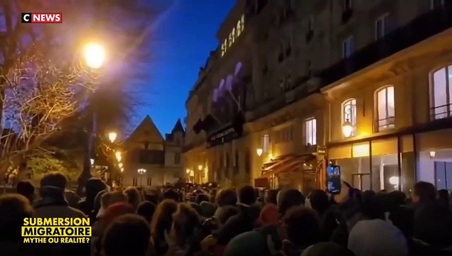 Théâtre de la Gaité Lyrique : Après l'évacuation des migrants par la police, on découvre à l'intérieur les dégâts et surtout... des messages anti-Français