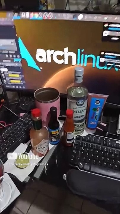 muchas botanas y bebidas en la oficina con el show de shialeweb #shorts frituras y ron blanco