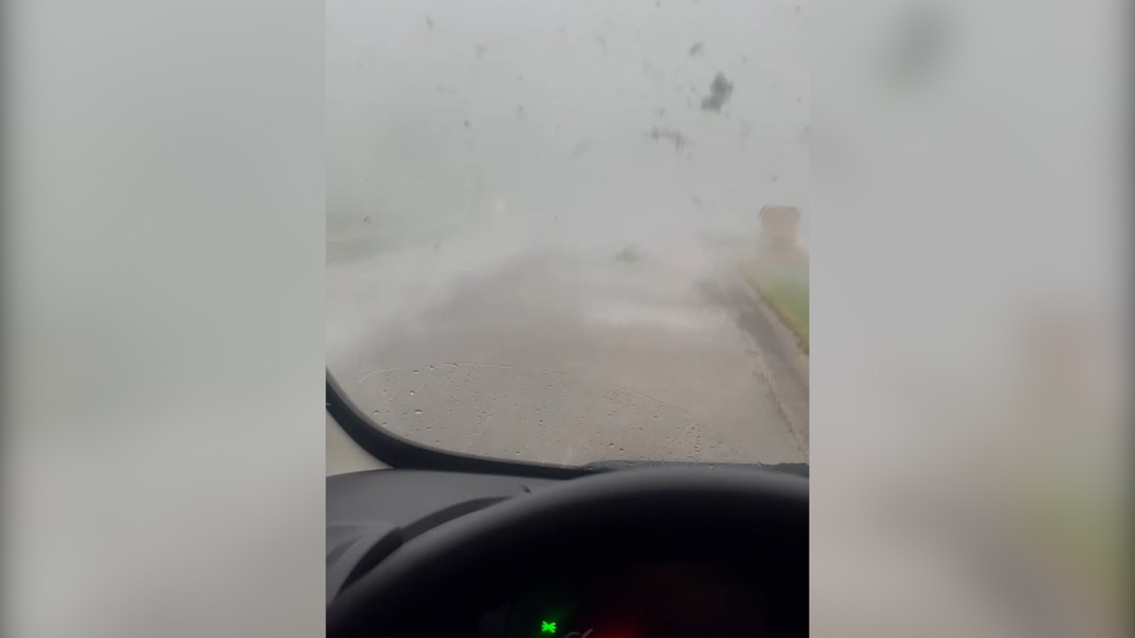Frau in Auto gefangen, als Tornado der Stärke EF-2 Florida trifft