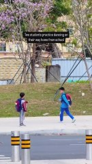 La increíble competición de breakdance entre dos amigos a la salida del colegio