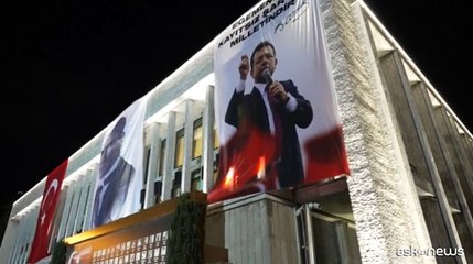 Istanbul, migliaia in piazza per Imamoglu: "Erdogan dittatore"