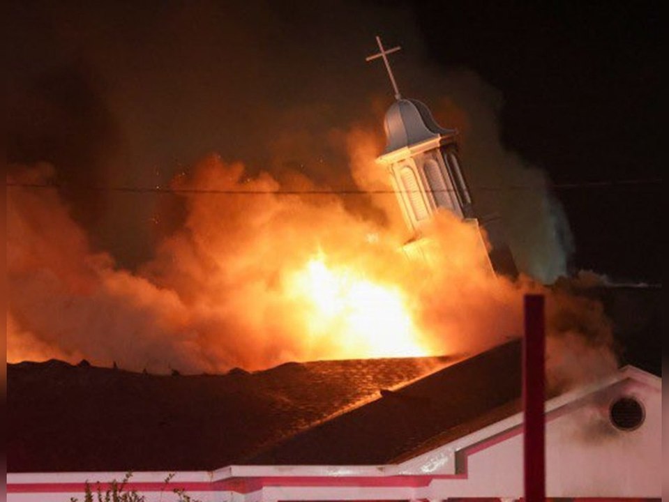 Blitz schlägt in Kirche ein - Turm stürzt in die Flammen