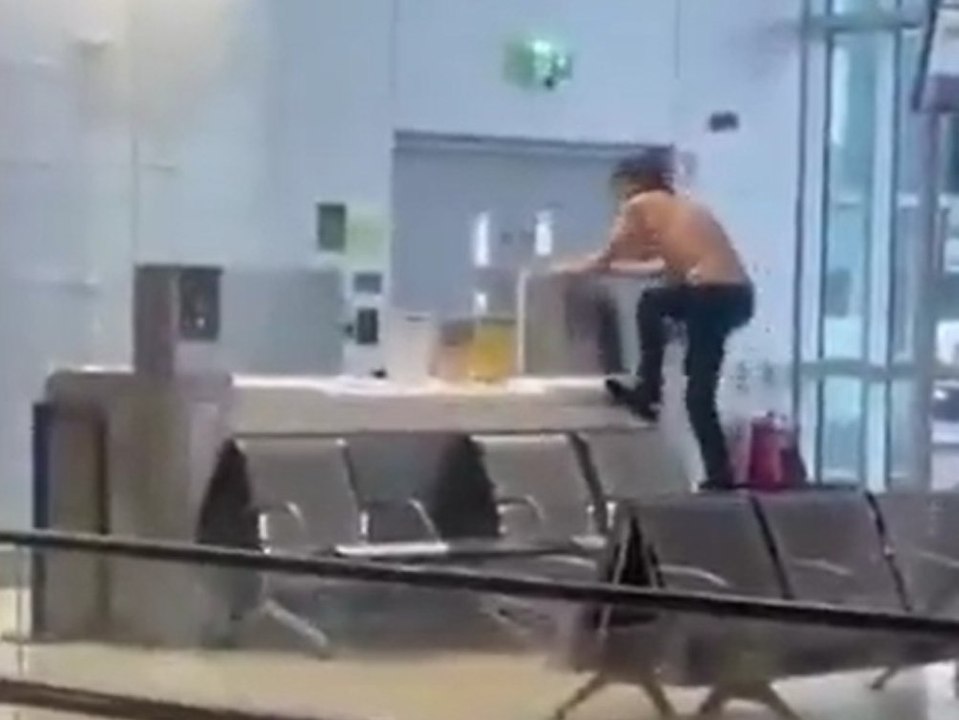 Oben ohne am Gate: Betrunkener randaliert am Flughafen in Dublin