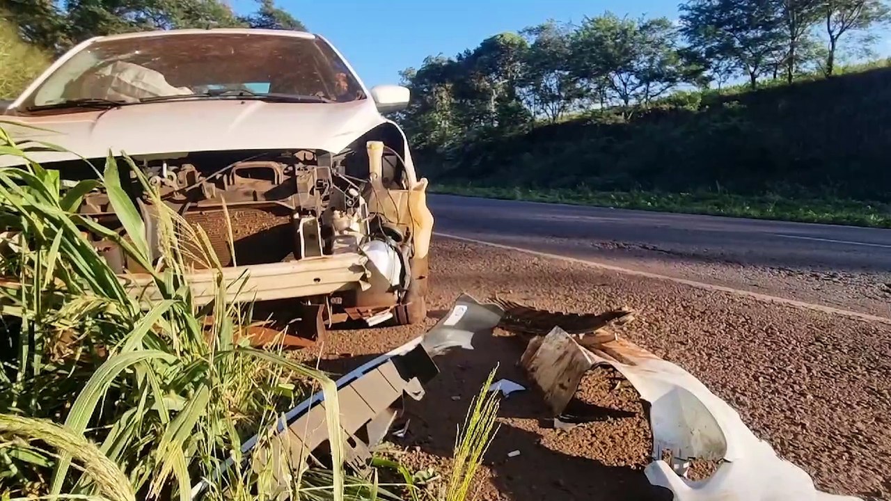 Ford Ka fica destruído em acidente de trânsito na BR-163, em Cascavel