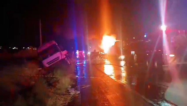 Engavetamento entre 5 veículos mata mulher e deixa outras três pessoas feridas na BR-376, em Ponta Grossa; veja vídeo