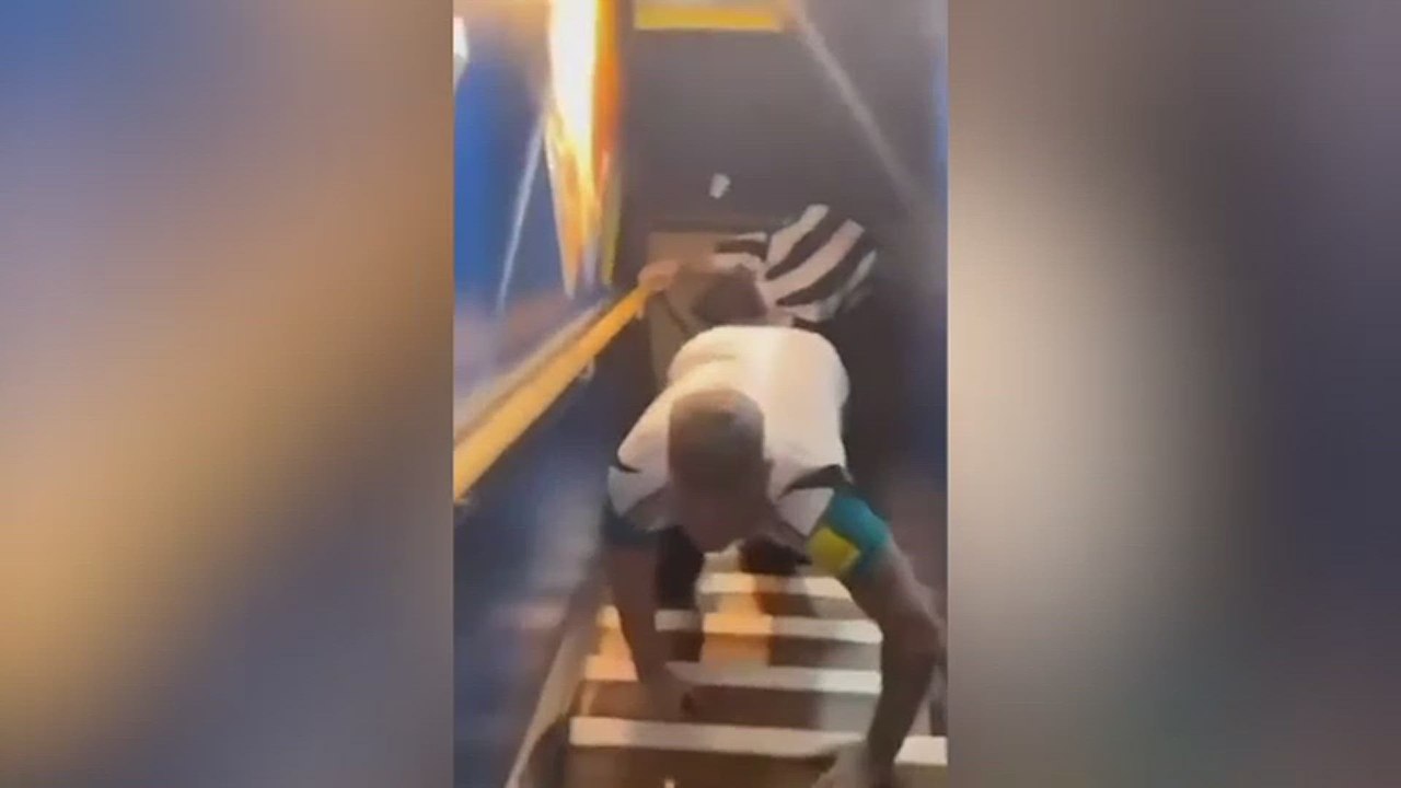 Dos ingleses ebrios, el primer título del Newcastle en 70 años y unas escaleras: es lo más viral