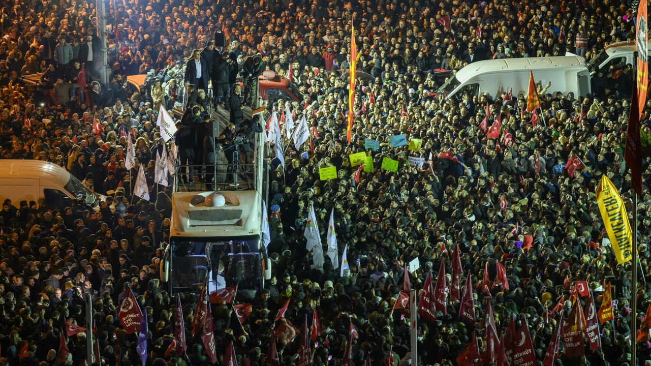 Nach İmamoğlu-Festnahme: Tausende trotzen Erdoğans Protestverbot