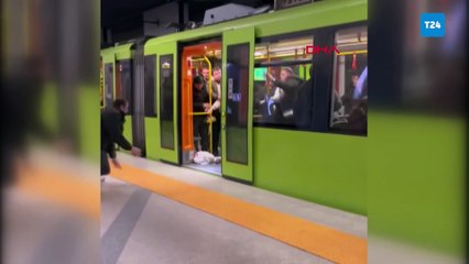 Başka bir yolcuya hakaret ettiği iddia edilen kişiyi, durakta metrodan attılar