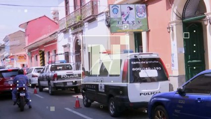 ¡Frente a sus hijos! Lanzó agua caliente a su expareja y se dio a la fuga