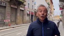 Le buche in via Bramante a Milano e l'ironia di Giovanni Storti