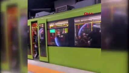 Metroda olay çıktı, durağa gelince tekme tokat dışarı attılar