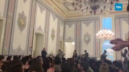 Galatasaray Üniversite'si öğrencileri hocalarını yalnız bırakmadı: Aylin Hoca buraya