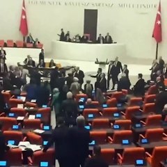 Meclis’te gerginlik: CHP’li Başarır, AK Parti Grubuna kolonya şişesi fırlattı